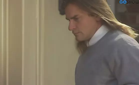 Langhaariger Mann freut sich an ihrem Mund