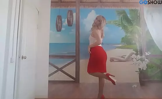 Milf in Rotschnur Teasing mit Braunen Strumpfhosen