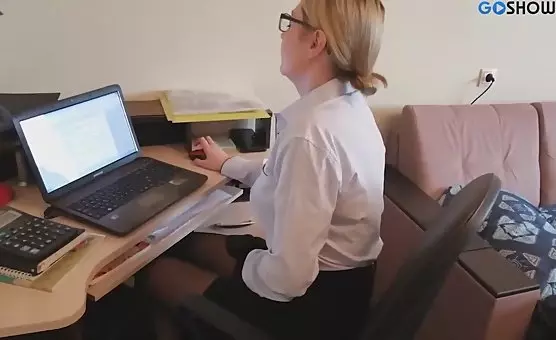 Reife MILF Sekretärin teilt sich mit Fingern und Spielsachen aus