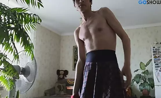 Brechelandlicher Transvestite mit Anal Plug und Handjob