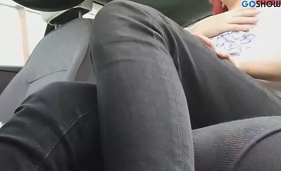 Mädchen mit Schnürstiefeln masturbiert im Auto