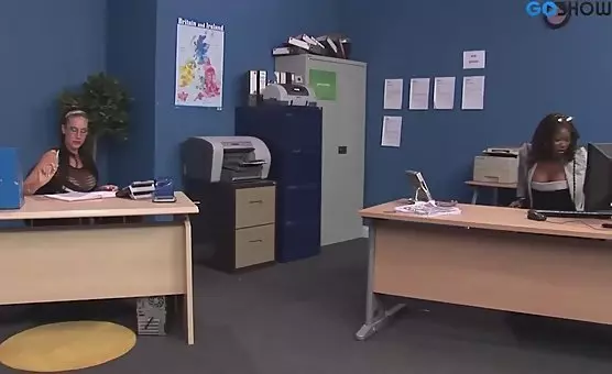 Rencontres Érotiques Interracial au bureau