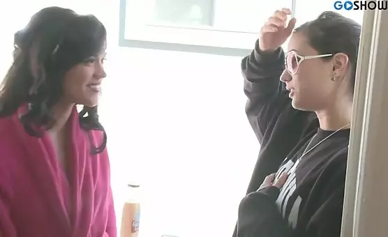 金发女同性恋者享受乳头吸吮及亲密探索