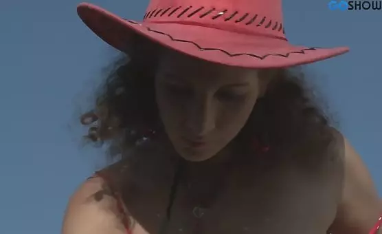 Dame en rouge extérieure baise un garçon