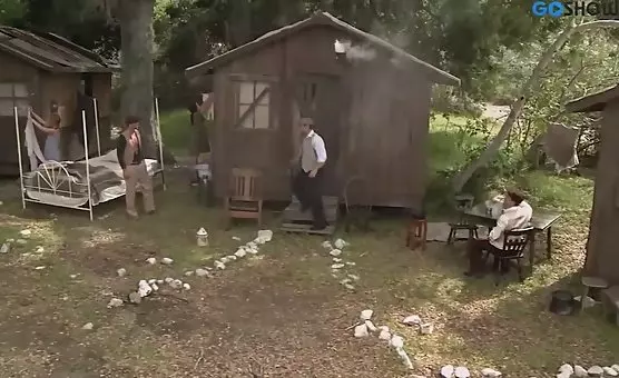 Une orgie érotique se produit lorsque le crew de tournage tombe sur un rendez-vous secret en plein air