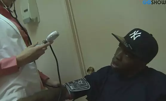 cita médica con un studs interracial