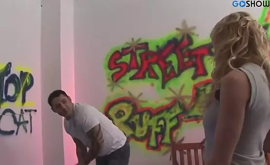 Rollerbahn-Diva nimmt seinen Schwanz tief