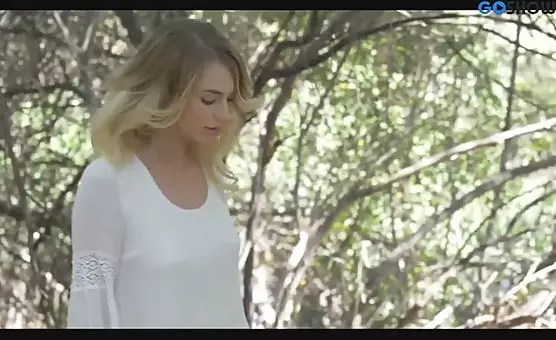 Dame Outdoor Blondie legt sich nackt aus und beraubt die Gelbige von ihrer Faszination und Freude