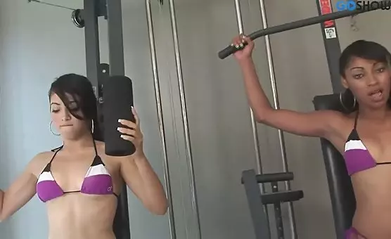 Deux insatiables putes se font cuire par leur entraîneur de gym musclé
