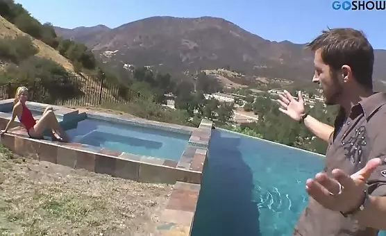Blonde Schwimmsuit-Penistenlerche im PoolSEX